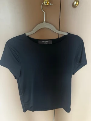 Svart kortärmad t-shirt Primark - Materialet känns som satin , storlek M men passar S och Xs