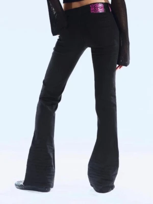 Svarta Cheap Monday jeans  - säljer dessa snygga svarta weekday/cheap monday jeansen (booty bei low waist skinny bootcut jeans) pga dem är för små. Dem är uppsprättade längst ner men inget som läggs märke till. I storlek 24/30