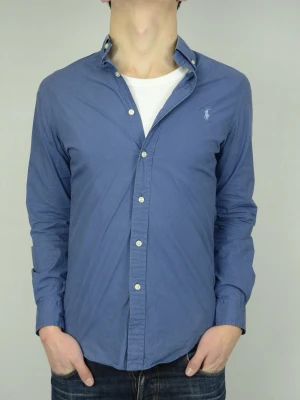 Ralph Lauren skjorta  - RALPH LAUREN SKJORTA Storlek : S Passform : Normal Användning : Skjortan är i ett fint skick utan defekter Nypris : Cirka 1700SEK Modellen på bilden : 182CM och väger 77KG