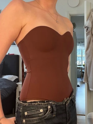 Snygg brun body - Snygg i bekväm body utan string och spets, även avtagbara axelrems band💗