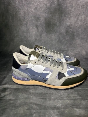 Valentino rockrunners  - Mycket fint skick | Size 42  | fraktar spårbart inom 24 timmar |  för att köpa klicka ” köp nu” | vid frågor skriv ett meddelande |