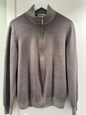 Gran Sasso fullzipp - Säljer en Gran Sasso fullzipp i beige färg. Storlek S/M i fint skick. Hör av er om ni har frågor 