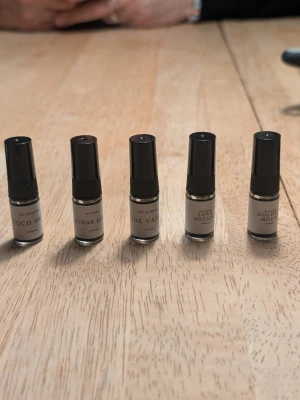 5 Parfymprover från Curiosa  - Set med fem små parfymprover från Curiosa i dofterna Coco Skin(Utopia vanilla Coco), Sugar High, nude Vanilla(Billie Eilish no1), Love Potion och Golden Hour(Naxos Golden Hour). 2ml i varje flaska, men har testats. Nude vanilla har 1 ml kvar men i de andra är det mer. Kolla gärna min profil, jag har fler parfymer. 