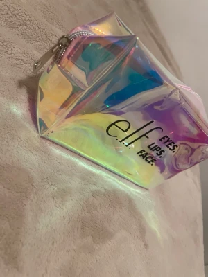 necessär från e.l.f. - Jätte fin necessär från e.l.f och den är helt ny och aldrig använt super bra skick 