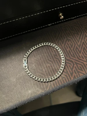 Silver kubanskt armband - Riktigt snyggt helt nytt kubanskt länk armband i väldigt bra kvalitet. 20cm långt och 6mm brett. Gjort i stål. 