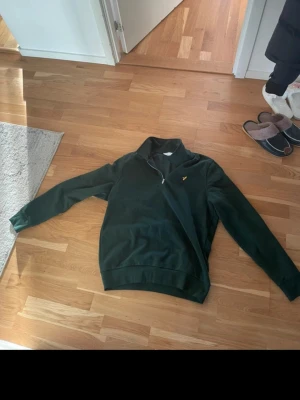 Mörkgrön halvzip från peirone  - Mörkgrön långärmad tröja från Peir one med halv dragkedja och klassisk gul logga på bröstet. 