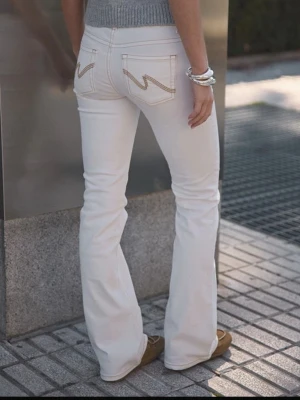 Vita jeans  - Såå snygga jeans från Nelly perfekt nu till våren med prislapp kvar💗💗