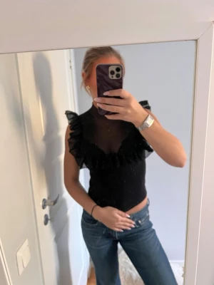 Svart mesh topp med volangdetaljer - Från Zara och strl S💓