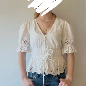 Vit blus med broderade detaljer - Söt vit blus från vero Moda, perfekt till sommaren! Bara att skriva vid frågor! Säljer eftersom den inte kommer till användning 💕💕💕