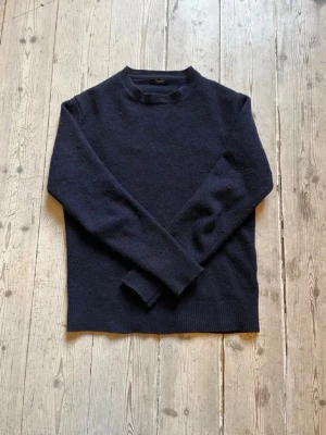 Mörkblå Kashmir  tröja Massimo Dutti - Mörkblå Kashmir  tröja från Massimo Dutti i klassisk modell med rund halsringning och ribbade muddar. Tröjan är gjord i mjukt material och har en enkel, stilren design som passar perfekt till jeans eller chinos.