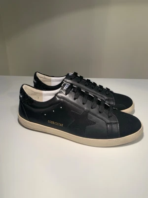 Golden Goose skor svarta - Säljer ett par snygga golden goose skor. Dem är i materialet läder och mocka mm. Dem är i skick 10/10. Säljer dem på grund av att dem är för små för mig, och jag kunde inte returerna dem. Är öppen för alla frågor och pris kan diskuteras!