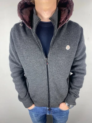 Moncler cardigan - Size L | Bra skick | Modellen är 184, 74 kg | Hör av dig vid frågor! En super liten defekt som går att återställa så den ser helt ny ut