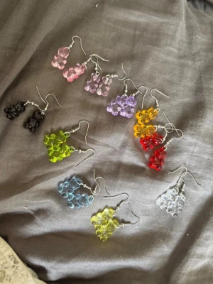 Färgglada pärlörhängen i olika färger - Säljer flera par örhängen, olika färger som svart, rosa, lila, gul, röd, blå och klar. Perfekta för dig som vill ha något unikt och lekfullt i din stil.