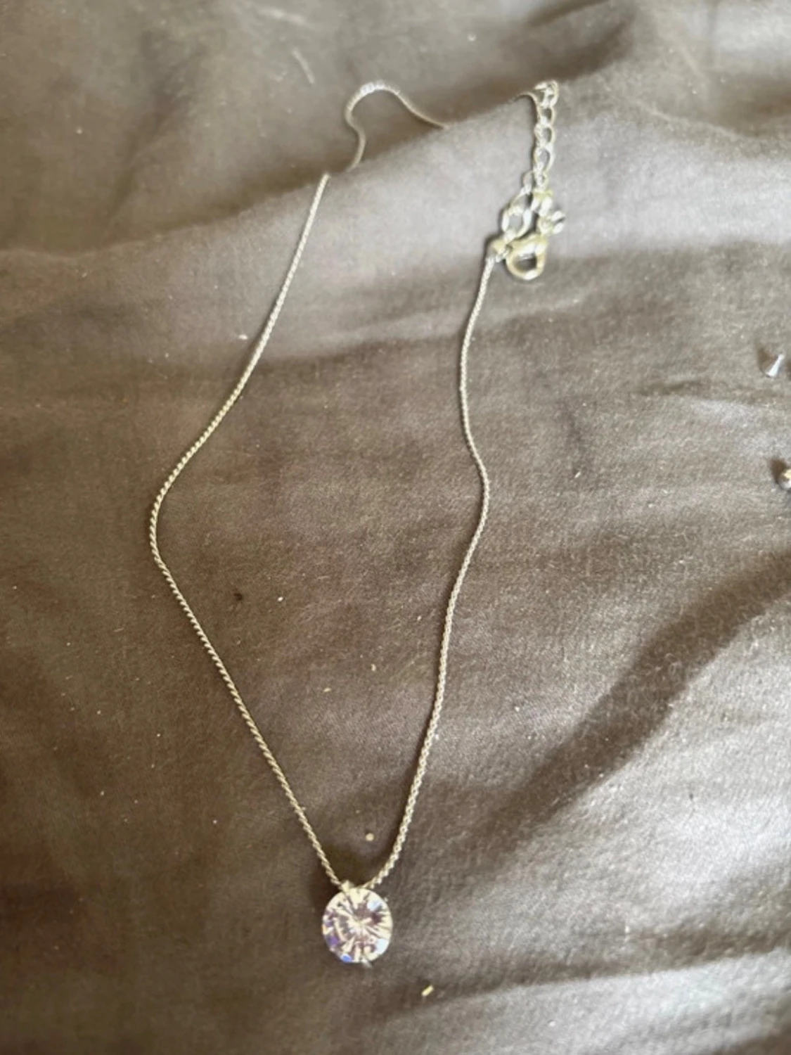 Silverfärgat halsband med glittrande hänge