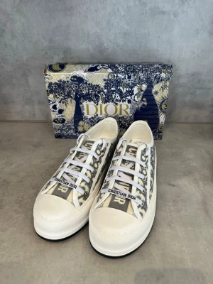 Dior skor - Riktigt snygga och stilrena dior skor i färgen grå. Storlek 39 bara att skriva vid frågor eller funderingar. Pris kan diskuteras! 🔥📦