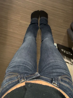 Mörkblå bootcut jeans  - Lågmidjade jeans ifrån pepe, använda ett fåtal gånger. Kom gärna med pris förslag!💕💕