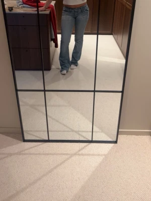 Ljusblå bootcut jeans från Replay - Säljer ett par ljusblå bootcut jeans från ReplaySäljer ett par ljusblå jeans med låg midja i storlek W27/L34. Jeansen är begagnade men i fint skick och har inga större tecken på slitage. De har en snygg passform och är enkla att matcha till både vardag och fest. 💗 köptes för 1000kr