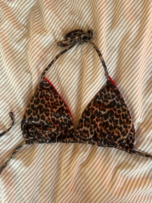 Leopardmönstrad trekantsbikini - jättefin bikini med leopardmönstrr och rött bak till😇😇😇
