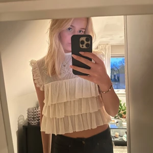 Volang topp från Zara - Volang topp från Zara i top skick. Stolek L men passar mer som en S/M