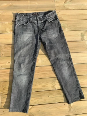 Nudie jeans  - Säljer ett par svarta jeans från Nudie modellen är Slim Jim, de är i mycket bra skick. Storleken är W34 och L 32. Hör av dig vid frågor och funderingar 