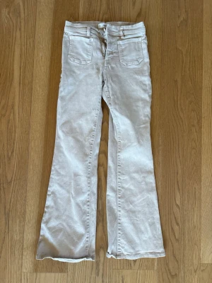 Beigea bootcut flare jeans med fickor fram från mango - Supersnygga bootcut jeans med fickor fram från mango