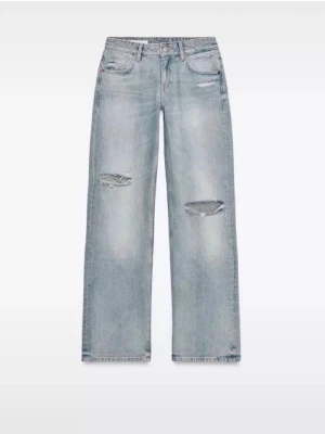 Ljusblå raka jeans med slitningar - Säljer ett par ljusblå jeans med  raka/baggy ben och coola slitningar på både lår och knän. Storlek 26/32! Jeansen har klassisk femficksdesign och en avslappnad vibe. Perfekta för dig som gillar en trendig och avslappnad stil.