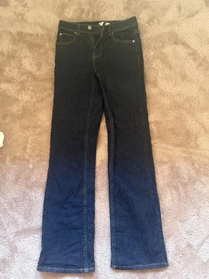 Mörkblå bootcut jeans från Perfect Jeans - Snygga mörkblå jeans från Gina med bootcut passform och medelmidja. Har använt max 3 ggr🫶