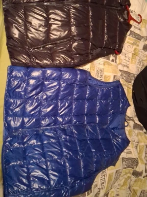 Väst från H&M - Två västar som bara hängt, kmr inte till användning whatsoever. Jättefina båda två men har blivit för stora. 🔵BLÅA ÄR SÅLD🔵 Den svarta köptes för 300. Nytt skick, 200⚫️