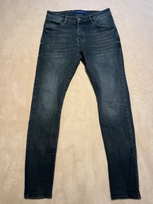 Selvege Jeans - Säljer dessa feta jeans från scotch & soda som kostar ca 2000kr nypris. Skicket är utmärkt och storlek är W30/L34. Skriv vid frågor och funderingar!