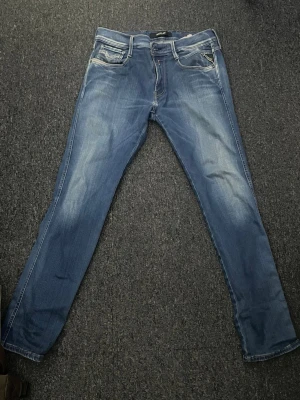 Replay anbass hyperflex - Replay anbass hyperflex i strl 32 och är i bra skick förutom att de är ett litet hål som syns på bilder, går att sy ihop. Hör av er vid frågor och funderingar!