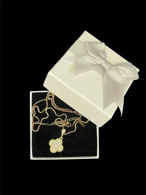 Klöver halsband  - Helt nytt och rostfritt halsband med fina diamanter. Justerbart 