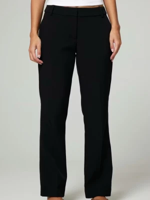 Svarta raka kostymbyxor storlek 32 petit - Snygga svarta kostymbyxor med rak passform och klassiska detaljer som hällor för skärp och diskreta fickor bak. Byxorna har en stilren look och är tillverkade i ett mjukt, vävt material som ger en dressad känsla.