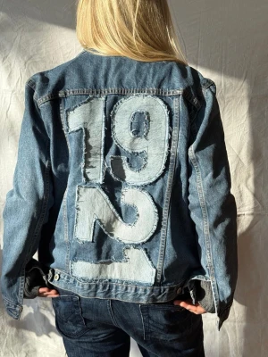  Jeansjacka med tryck - Oversized jeansjacka '1921' Perfekt för dig som vill sticka ut med en unik streetstyle-look.🩵