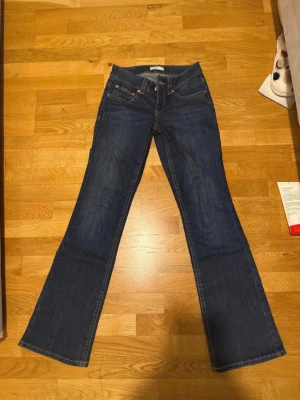 Mörkblå bootcut jeans från Gina! - Snygga mörkblå bootcut jeans från Gina med klassiska fem fickor och kontrastsömmar. Jeansen har ficklock med knapp bak och är tillverkade i ett slitstarkt denimtyg. Perfekta för en avslappnad och trendig look. Lämna gärna prisförslag!