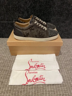 Christian Louboutin skor - Hej! Säljer nu dessa svin snygga Loubs skor. Skorna är i grymt skick! Begränsat antal boxar och dustbags. Hör av dig vid frågor.