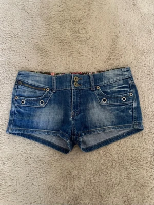 Lågmidjade jeansshorts  - Lågmidjade jeansshorts, midjemåttet är 41cm! 