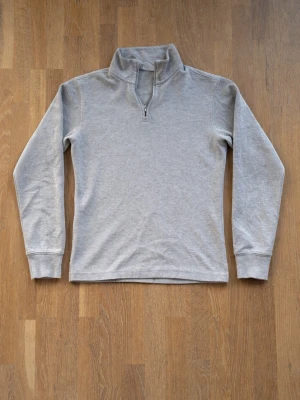 Mango beige zip tröja - Säljer en riktigt fin zip tröja från mango, den är i använt skick fast inte trasig någon stans. Tröjan är i storlek XS och måtten: Längd 56cm, bredd 45 cm. Perfekt nu på våren och till sommaren! Nypris: 529kr. Hör av dig vid minsta fundering!😊