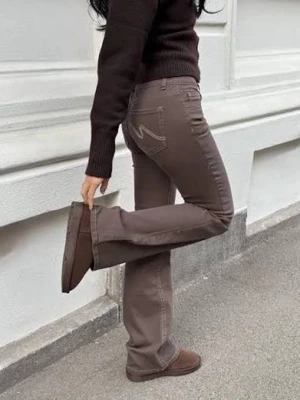 Bruna och blå bootcut jeans - Helt nya jeans från Nelly! Oanvända ( bara testade ) med prislapp, skriv för mått och fler bilder. 400 för ett par, sänker priset vid snabb köp’ 