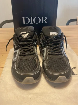 Svarta sneakers med CD täcken  - Finns lite repor och märken på skorna skriv för fler bilder 🤗