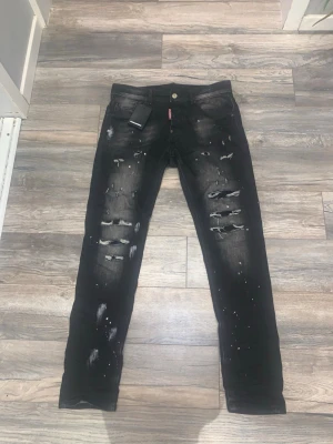 DSQUARED2 JEANS - Svarta dsquared2 jeans som passar perfekt om din bälte är genomsnit cirka 105-115cm, helt nytt oanvänt, topp kvalitet och jätte värt priset. Priset kan diskuteras under snabbt affär
