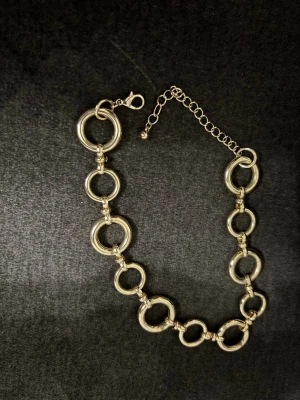 Kedjehalsband med stora ringar - Snyggt halsband i metall med stora, runda länkar i silverfärg. Halsbandet har justerbar kedja och karbinlås. Perfekt för att ge din outfit en trendig touch med sitt chunky och moderna uttryck. Btw det e en choker