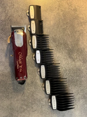 Wahl Magic Clip hårtrimmer - Säljer en Wahl Magic Clip Cordless hårtrimmer i vinröd färg. Medföljer sex svarta plastkammar i olika storlekar (1-8) för varierad längd på klippningen. Perfekt för dig som vill fixa frisyren hemma med proffsigt resultat.