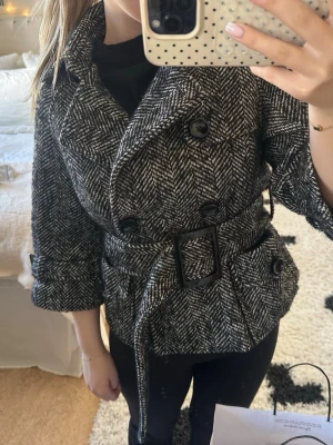 Kappa med trekvarts ärm  -  Snygg kappa med trekvarts ärm använd fåtal gånger skulle mer säga att det är XS  inte en S❤️