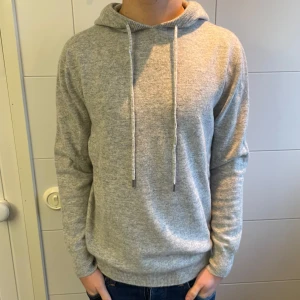 Merinoull Hoodie - Riktigt snygg ljusgrå Merinoull Hoodie i storlek L🌟 Perfekt för sommaren, Hör av dig vid intresse eller minsta fundering😊