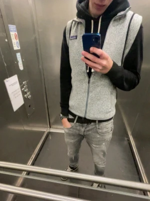 Grå slitna jeans från replay nk - Säljer ett par grå jeans från replay med slitningar som är köpta på nk för 2200kr. Jeansen har passformen anbass. Dessa jeans är väldigt sällsynta och är ofta slutsålda. Jeansen har inga defekter. W31 L32