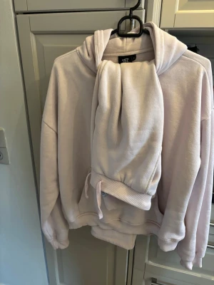 Ljusrosa set  - Ljusrosa set från lager157, tröja storlek S (mer XS & mjukksbycor storlek XS. Använt fåtal gånger men finnas tecken på fläckar, därav billiga priset 🩷🌸 ▪️ TikTok: Ginise ✨ 