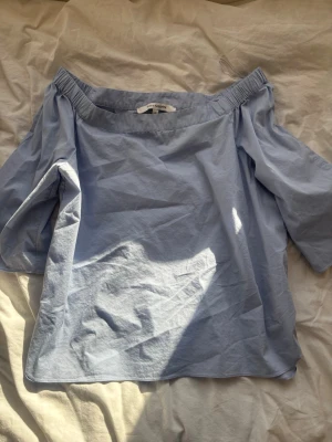 Ljusblå offshoulder-blus KappAhl - Offshoulder tröja från Kappahl i storlek S. Mycket bra skick. Endast använd fåtal gånger