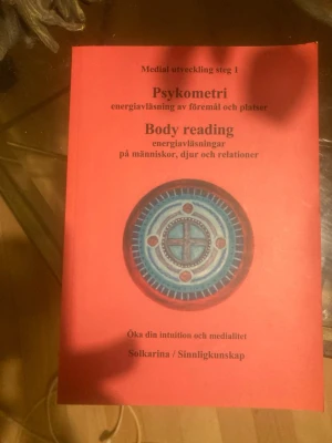 Psykometri & Body reading bok - En bok med röd mjukpärm om psykometri och body reading, skriven av Solkarina. Den tar upp energiläsning av föremål, platser, människor, djur och relationer. Perfekt för dig som vill utveckla din intuition och medialitet.