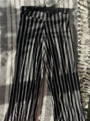 Randiga byxor - Randiga byxor. Jätteskönt material. Storlek xs💗