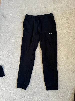Svarta Nike mjukisbyxor - Nike mjukis byxor med mudd Storlek S